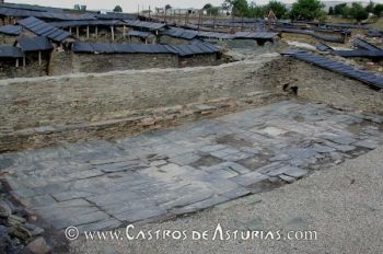 El castro de Chao Samartín conserva testimonios excepcionales del urbanismo castreño que se verán severamente afectados. En la imagen, plaza pavimentada del siglo I d.C. (fuente: A. Villa, 2005)