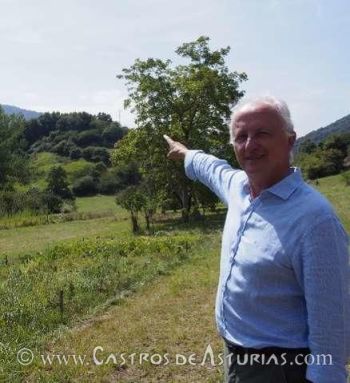 Joaquín Lorences, Director de la Fundación Valdés-Salas señalando la localización del castro (fuente: La Nueva España)