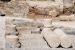 Fustes caídos en el atrio de la domus altoimperial del Chao Samartín